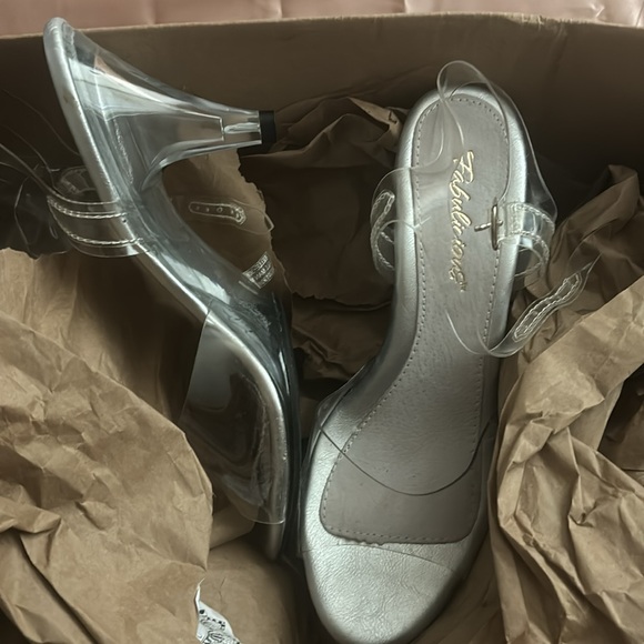 Fabulicious Kitten Heels. Size 9 (fits like  8.5) - Picture 5 of 8